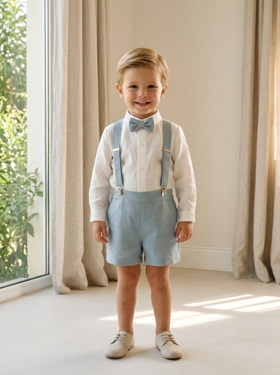 Conjunto camisa de lino y short azul océano con tirantes y pajarita