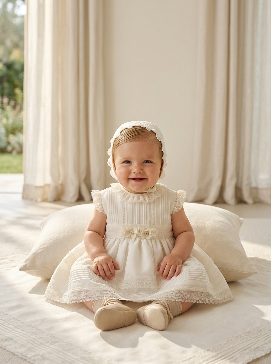 Vestido organza beig con vainicas y capota a juego