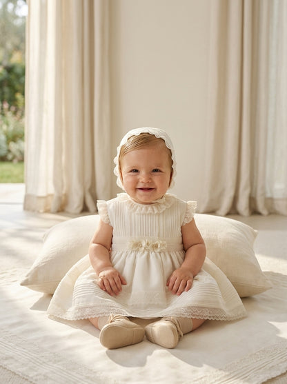 Vestido organza beig con vainicas y capota a juego