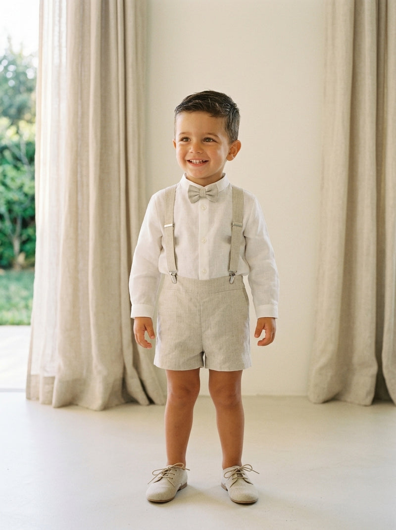 Conjunto camisa de lino beig y short arena con tirantes y pajarita