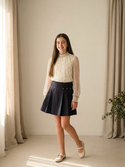 Conjunto camisa plumeti corazones negros y falda plisada negra