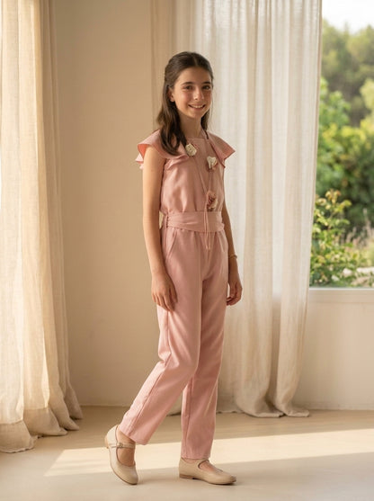Mono rosa empolvado con volantes y collar