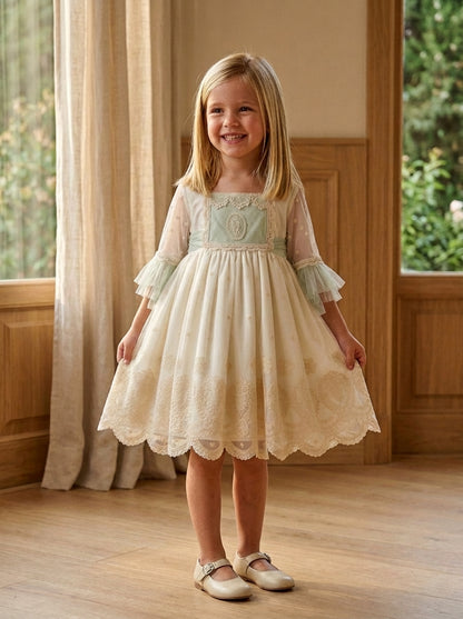Vestido tul bordado beig con fajin verde y manga francesa