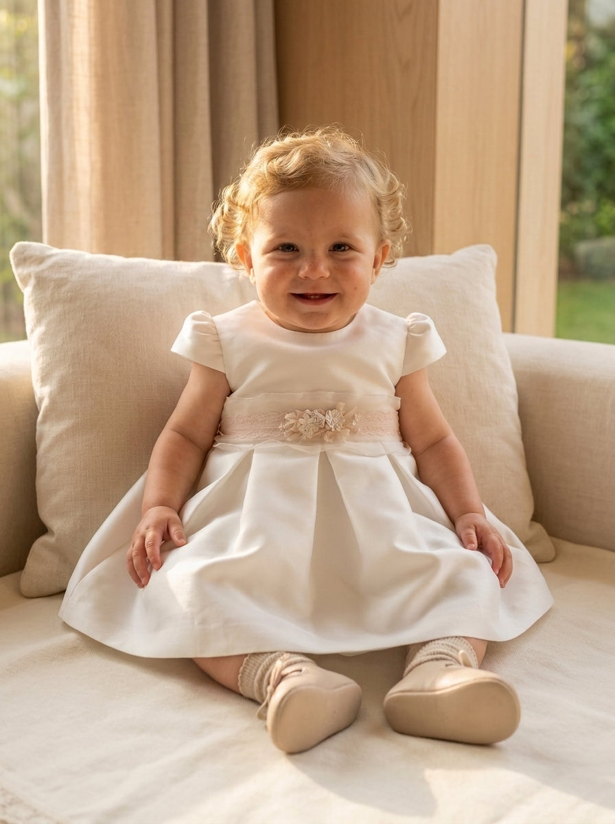 Vestido mikado blanco con fajin tul rosa y flores