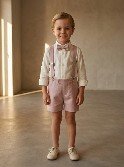 Conjunto camisa, short rosa empolvado, tirantes y pajarita