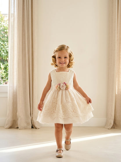 Vestido tul bordado cuerpo beig falda rosa broche flor