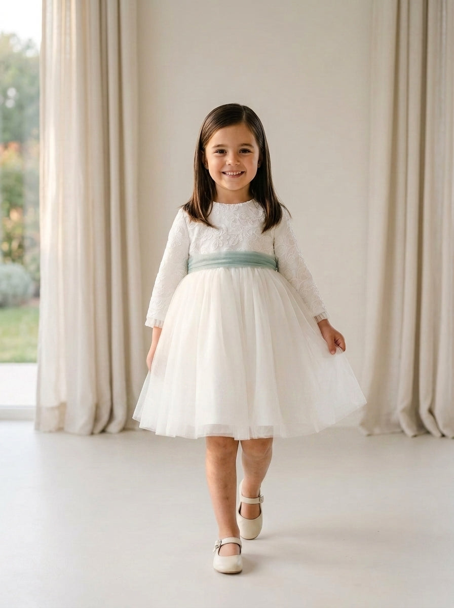 Vestido blanco roto cuerpo tul bordado floral y fajin verde