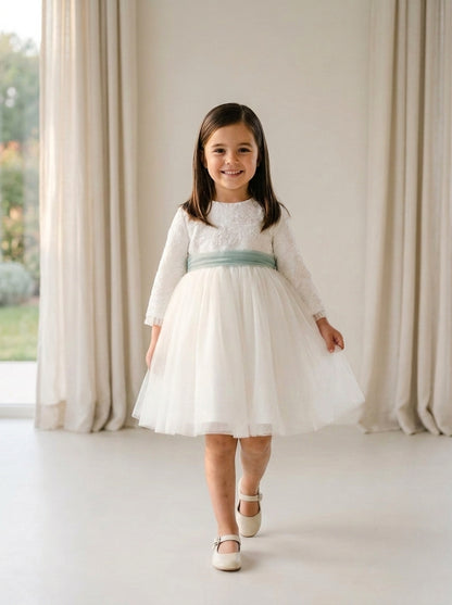 Vestido blanco roto cuerpo tul bordado floral y fajin verde