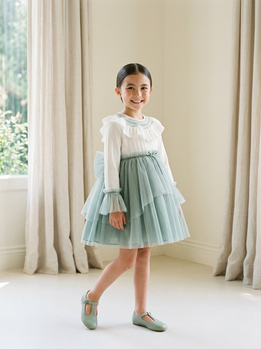 Vestido beig y falda tul verde