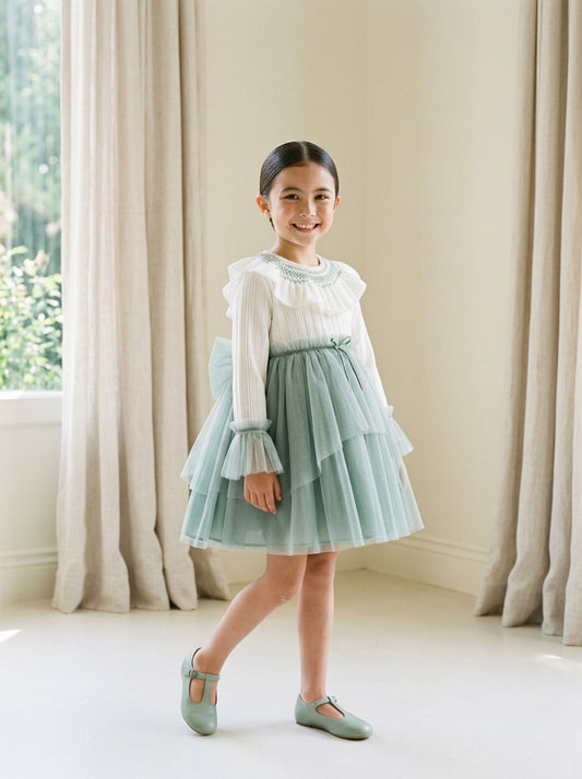 Vestido beig y falda tul verde