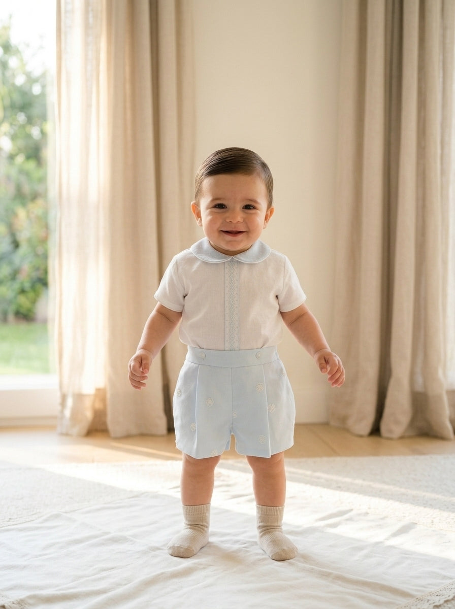 Conjunto camisa tul beig y detalles azules con bombacho bordado azul