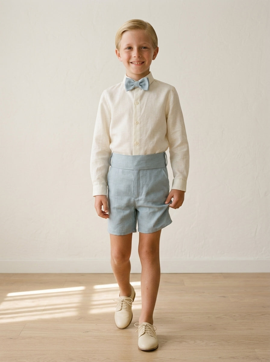 Conjunto camisa lino beig, short azul oceano con fajin y pajarita