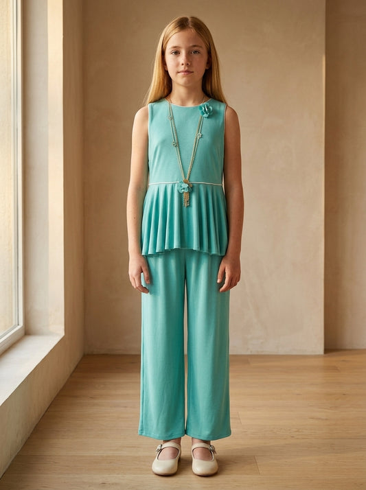Mono verde con volante alrededor y collar