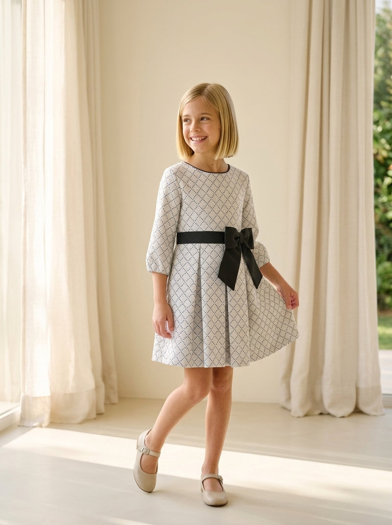 Vestido blanco con rombos negros y fajin con lazo negro