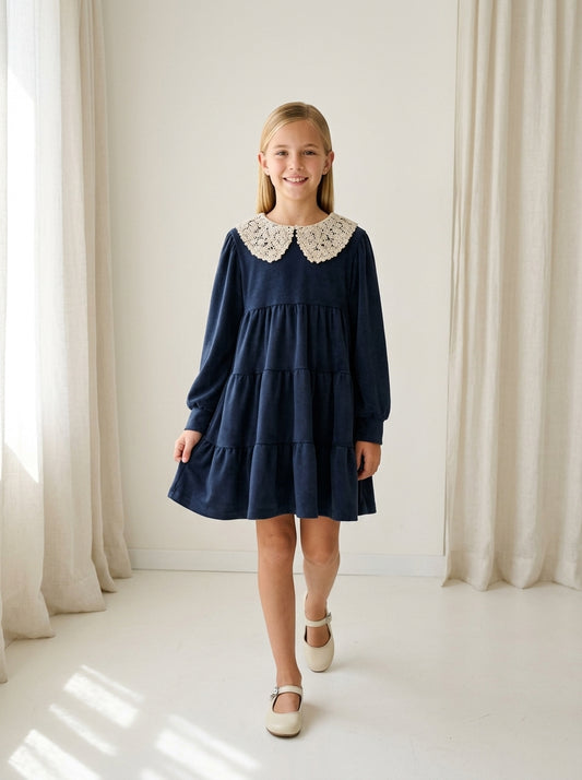 Vestido terciopelo azul marino y cuello guipur beig