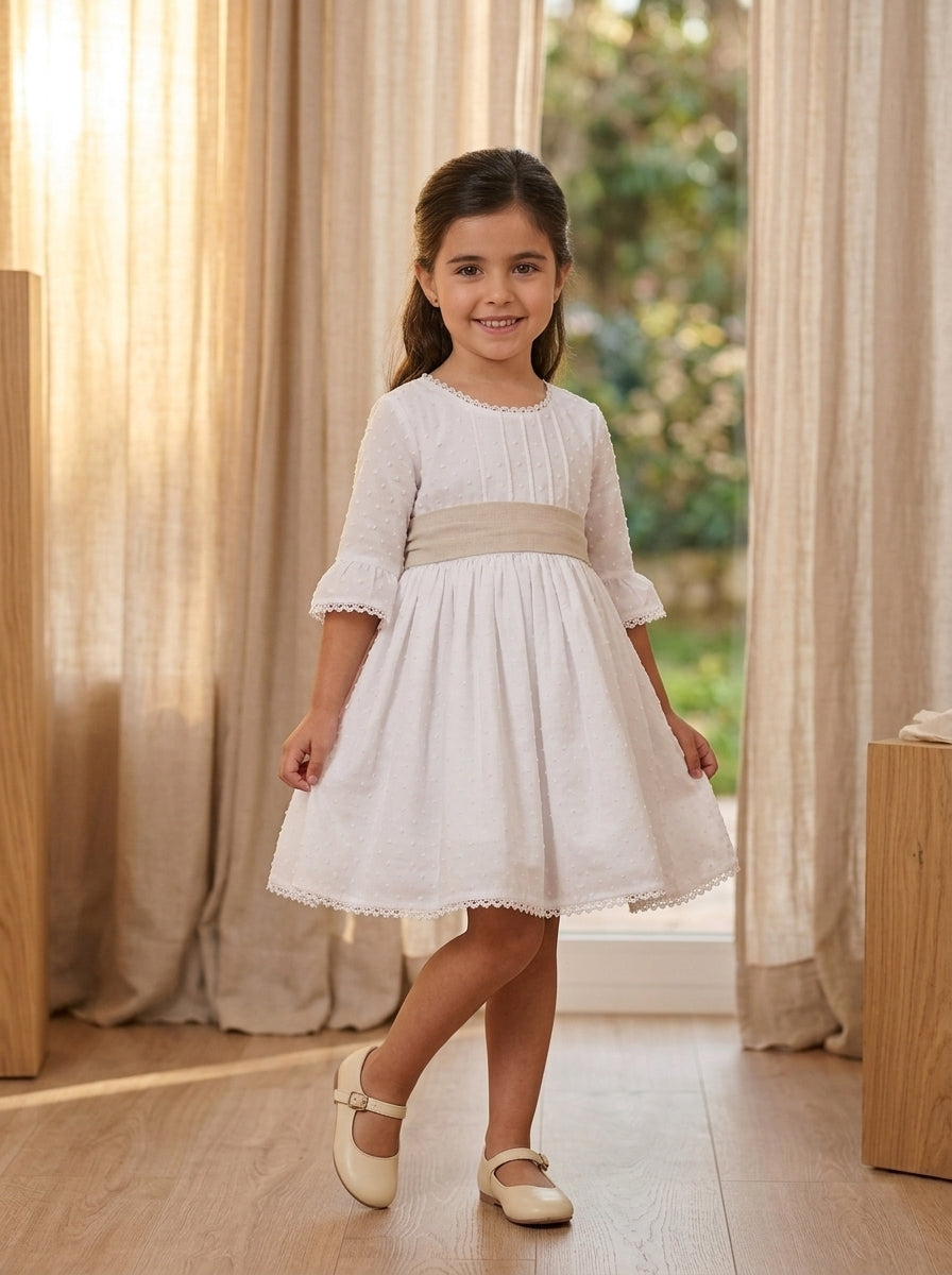 Vestido plumeti blanco y fajin lino camel