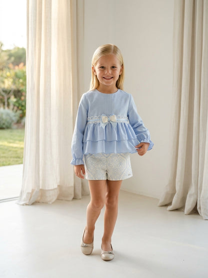 Conjunto blusa celeste y short corto brocado beig invierno