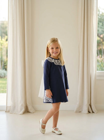 Vestido manga larga azul marino con puntilla