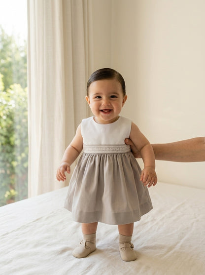 Vestido blanco y raso tostado con fajin y puntilla