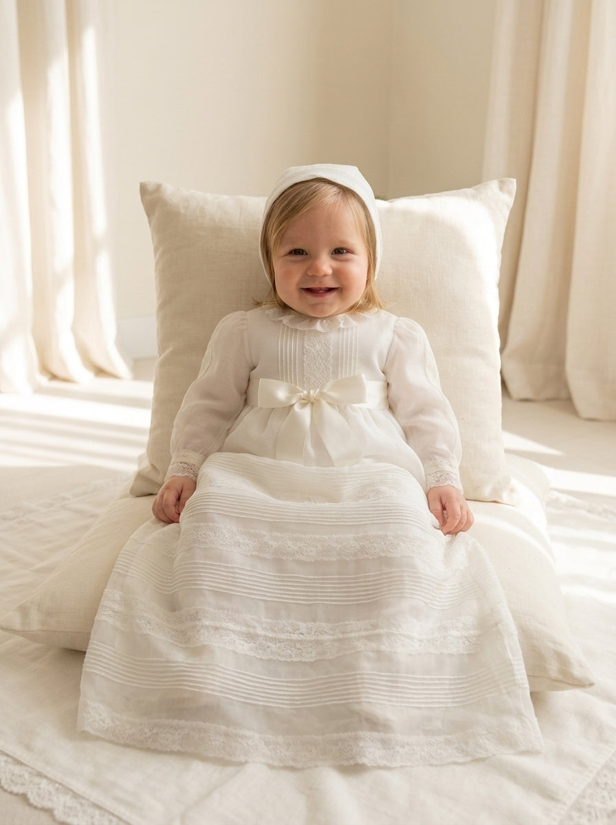 Faldón organza beige con lorzas y vainicas, capota y capa