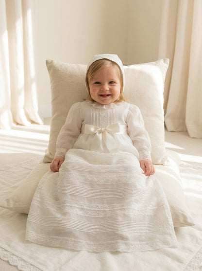 Faldón organza beige con lorzas y vainicas, capota y capa