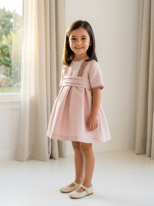 Vestido de seda rosa empolvado con puntilla