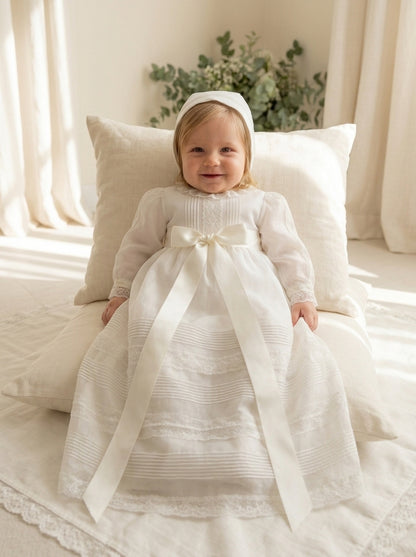 Faldón organza beige con lorzas y vainicas, capota y capa