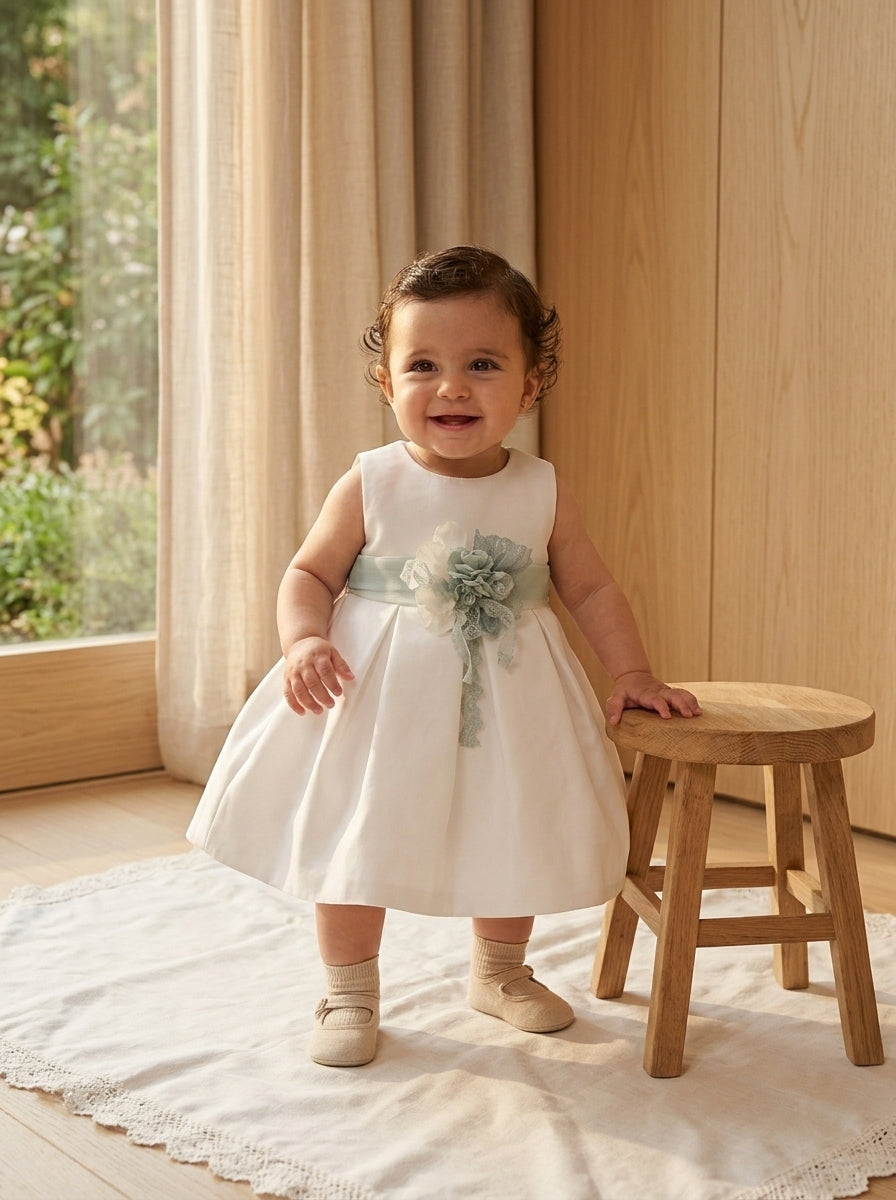 Vestido mikado blanco con fajin tul verde empolvado