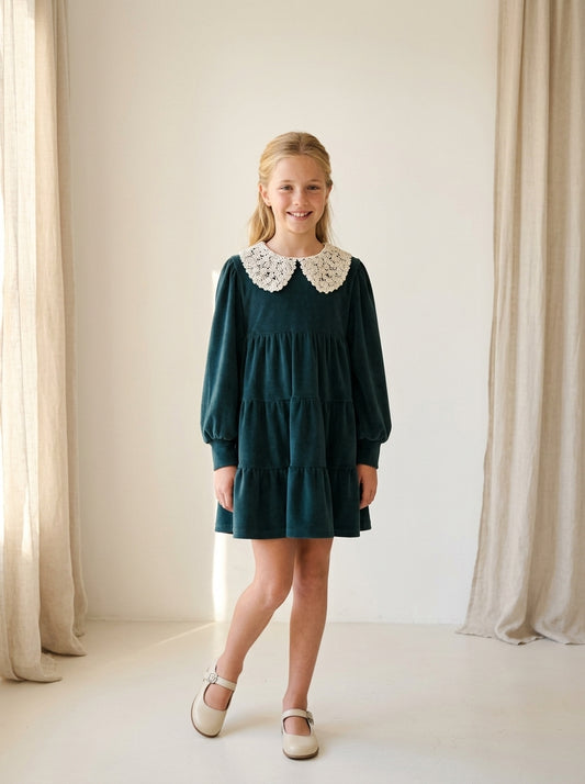 Vestido terciopelo verde botella con cuello guipur beig