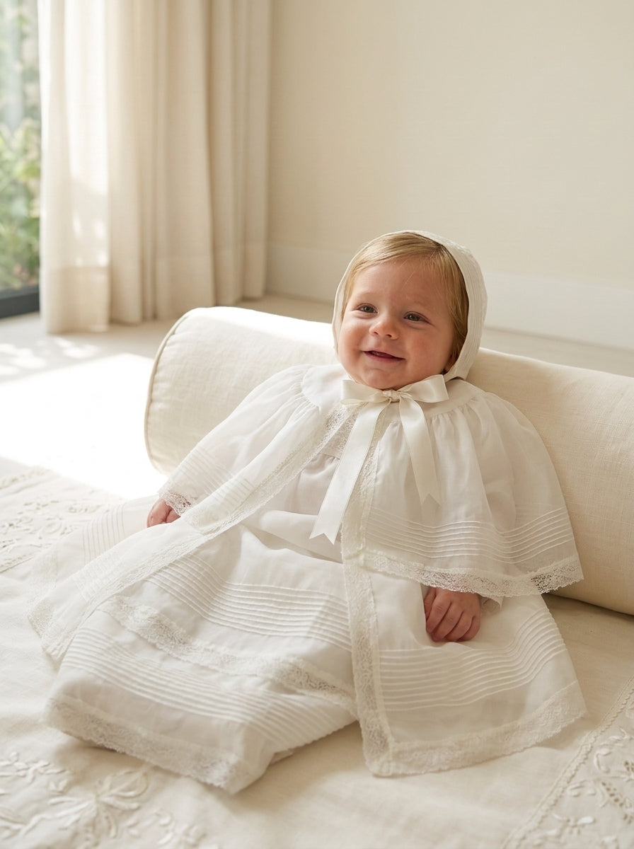 Faldón organza beige con lorzas y vainicas, capota y capa