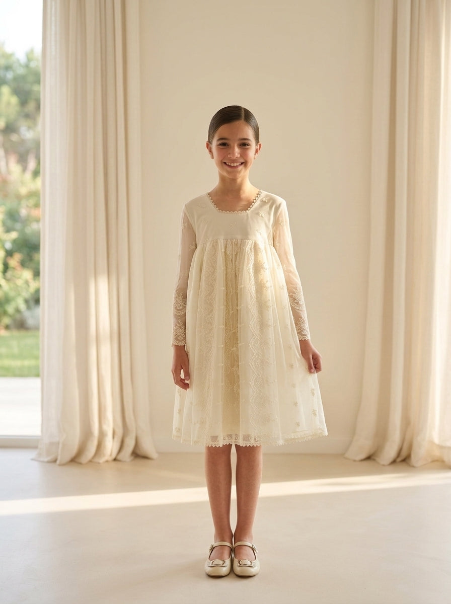 Vestido tul bordado beige manga francesa