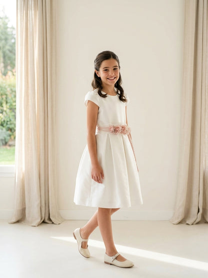 Vestido mikado blanco con espalda ondas y fajin tul rosa con flores