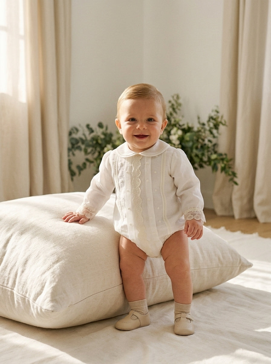 Pelele organza beig con topos bordados