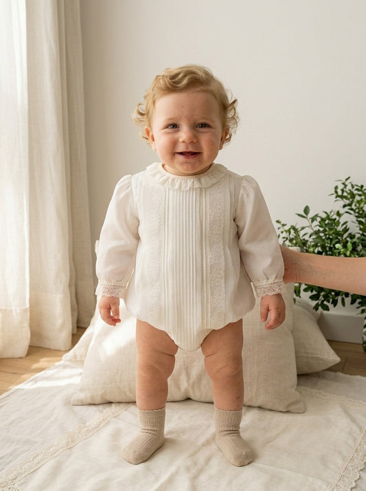 Pelele organza beig con lorzas y puntilla