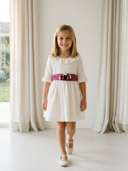 Vestido hilo blanco roto con volantes y fajín burdeos con flores