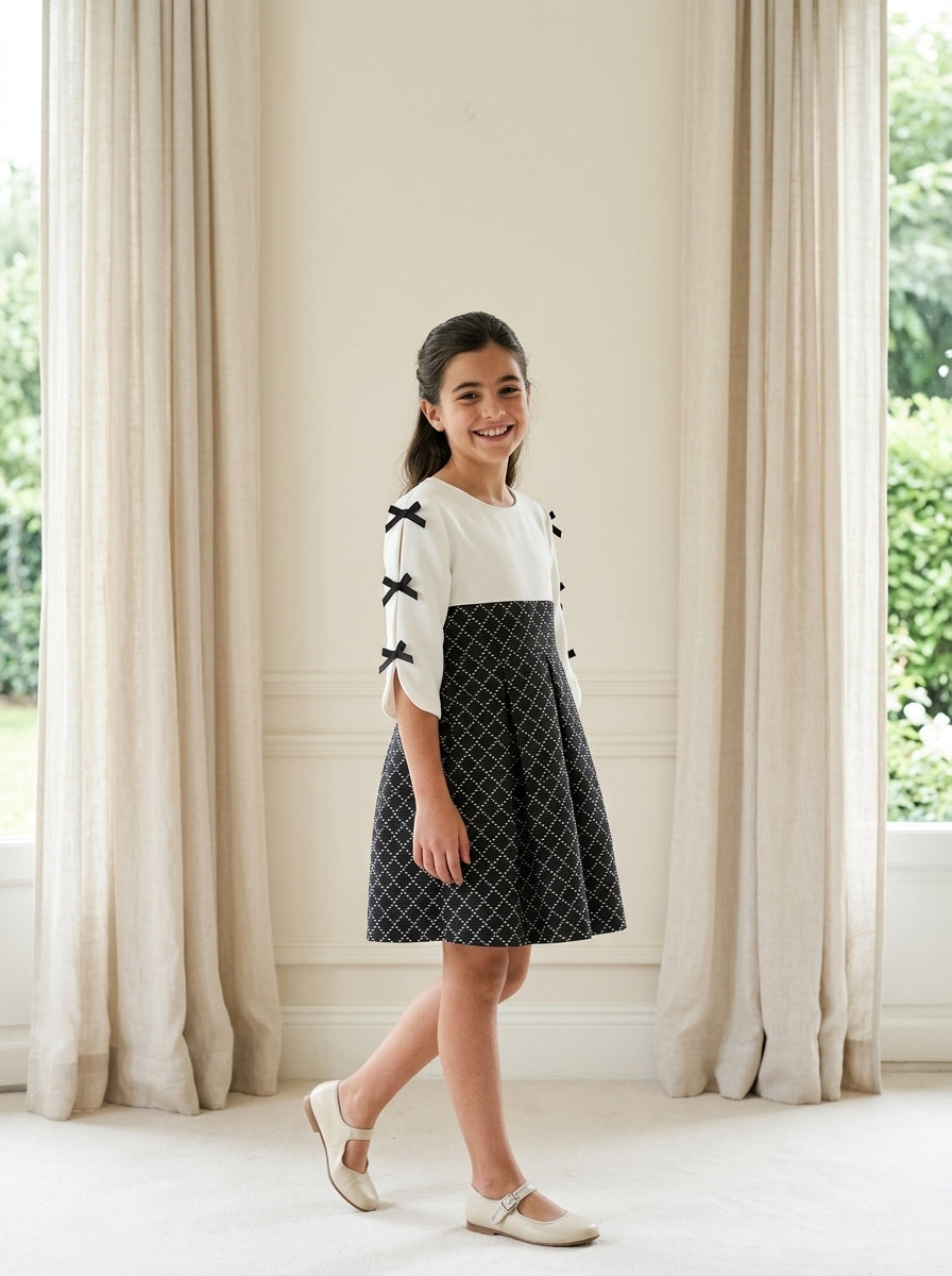 Vestido blanco y negro con lazitos en las mangas