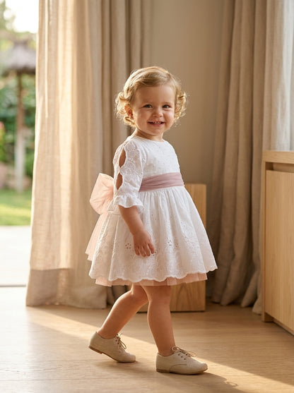 Vestido batista perforada blanca y fajin rosa empolvado