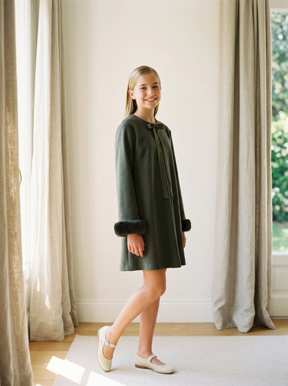 Vestido verde recto con puños de pelo y lazito al tono