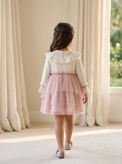 Vestido beig con falda de tul rosa empolvado