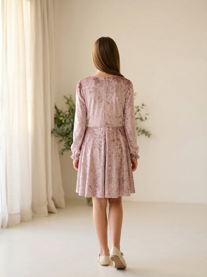 Vestido terciopelo rosa con dos rosas en la cintura