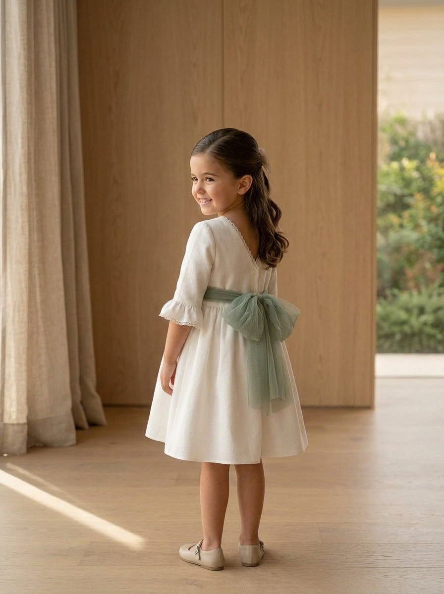 Vestido blanco con manga francesa y puntilla
