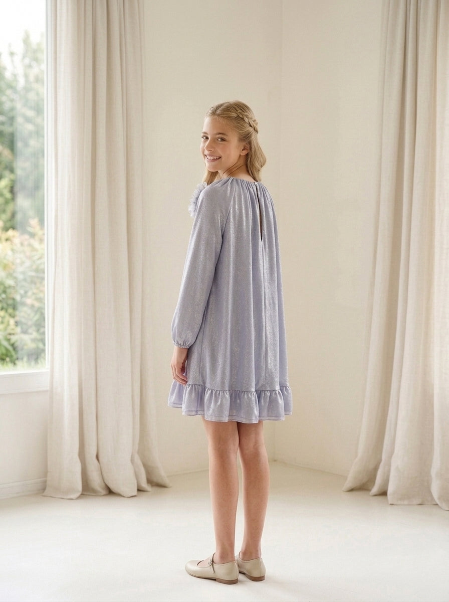 Vestido azul brillante con broche redondo