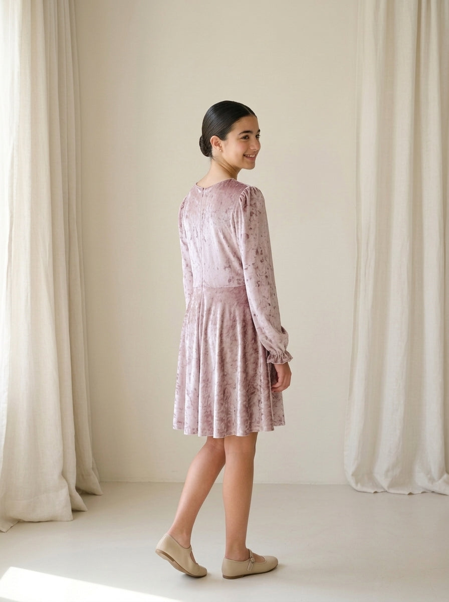 Vestido terciopelo rosa con dos rosas en la cintura
