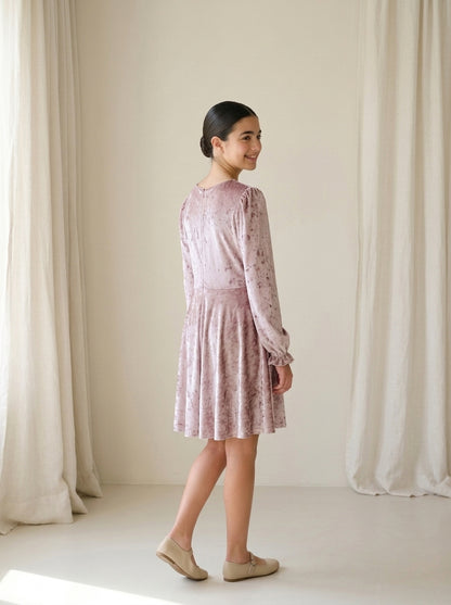 Vestido terciopelo rosa con dos rosas en la cintura