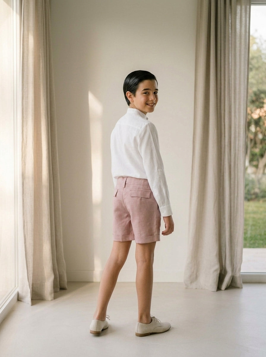 Camisa de lino blanco y short rosa empolvado