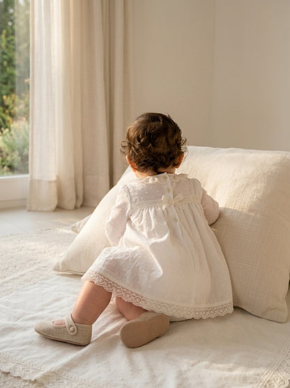 Vestido bordado manga larga con puntillas y capota