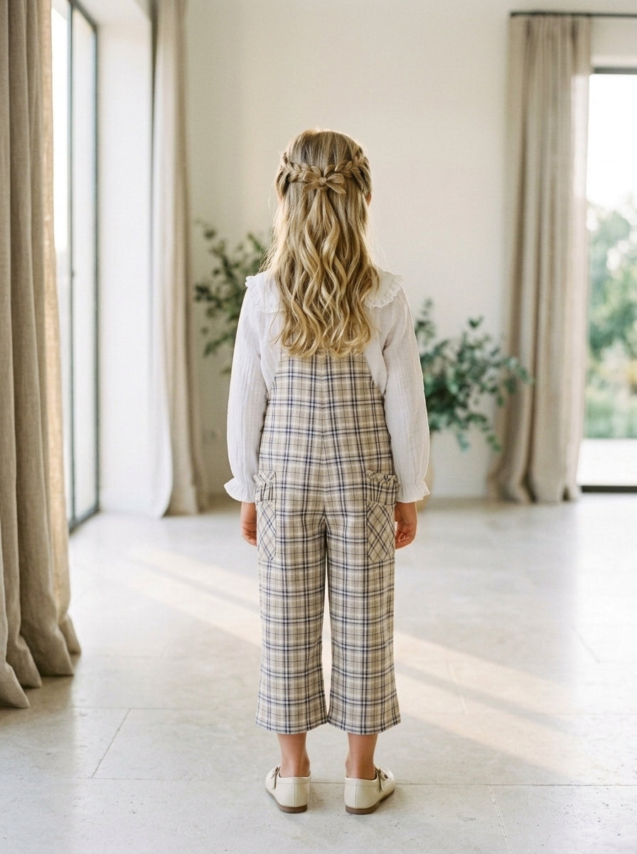 Mono cuadros  beig y blusa blanca