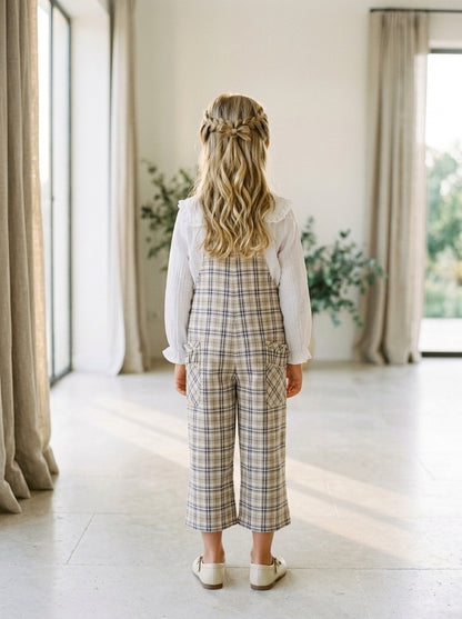 Mono cuadros  beig y blusa blanca