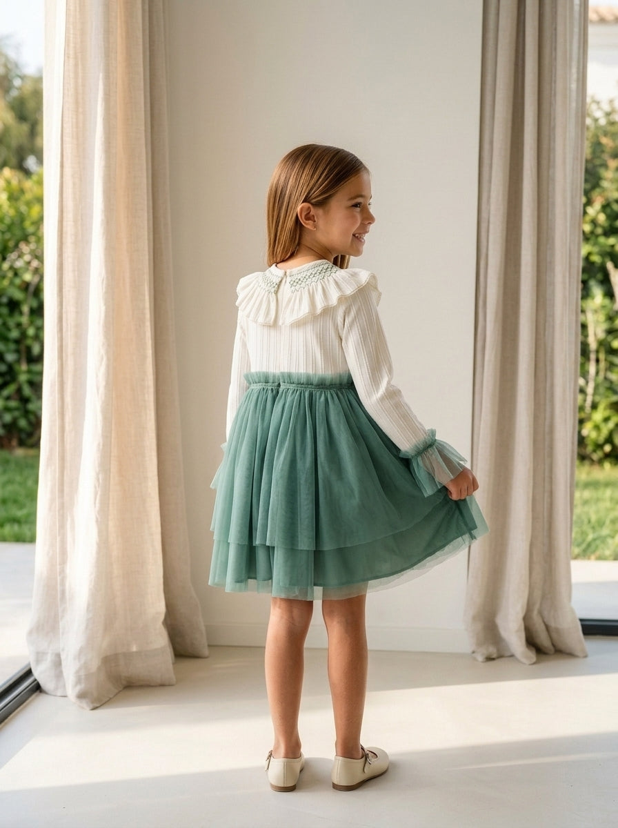 Vestido beig y falda tul verde