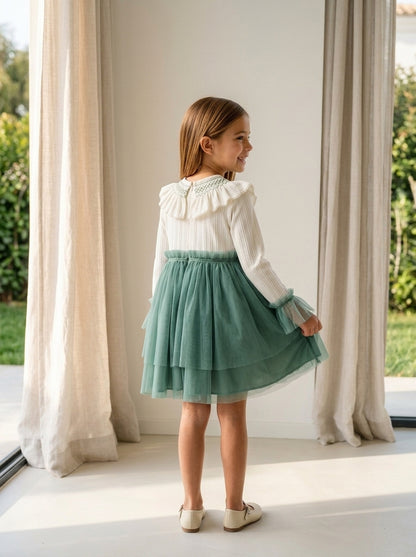 Vestido beig y falda tul verde
